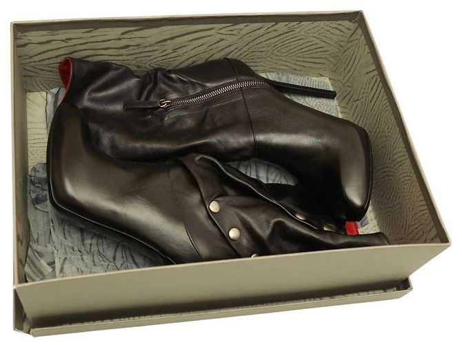 Alexander McQueen Botines de tacón alto con punta redonda y cuero negro con interior rojo  40 - vista 14