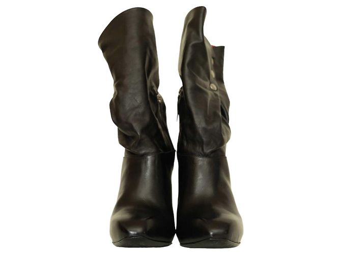 Alexander McQueen Botines de tacón alto con punta redonda y cuero negro con interior rojo  40 - vista 3