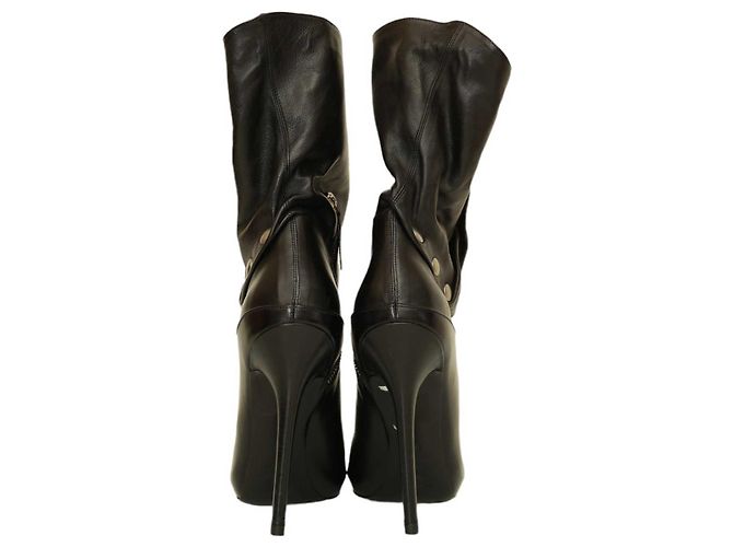 Alexander McQueen Botines de tacón alto con punta redonda y cuero negro con interior rojo  40 - vista 4