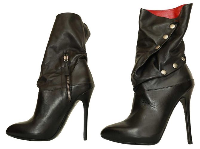 Alexander McQueen Botines de tacón alto con punta redonda y cuero negro con interior rojo  40 - vista 6