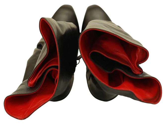 Alexander McQueen Botines de tacón alto con punta redonda y cuero negro con interior rojo  40 - vista 7