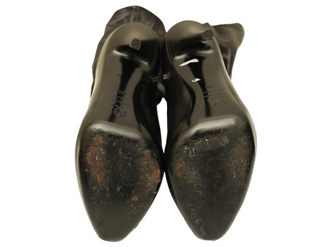 Alexander McQueen Botines de tacón alto con punta redonda y cuero negro con interior rojo  40 - vista 8