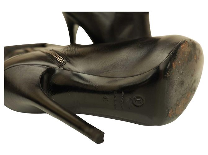 Alexander McQueen Botines de tacón alto con punta redonda y cuero negro con interior rojo  40 - vista 9