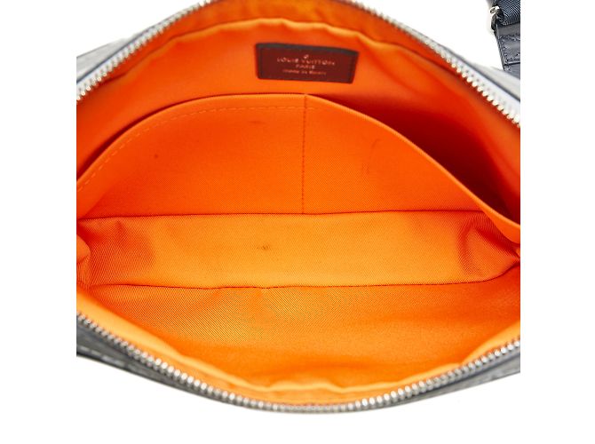 Borsa a tracolla Louis Vuitton Monogram Satellite Alpha Messenger grigia - vista 5