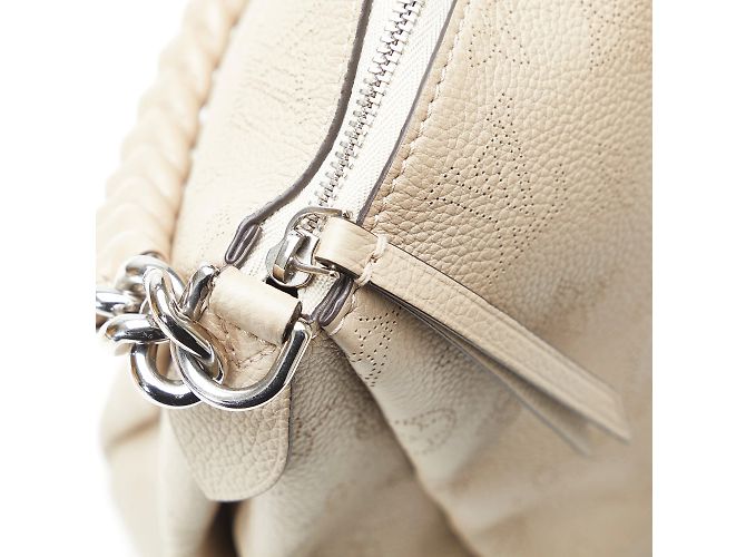 Taupefarbene BB-Tasche mit Louis Vuitton-Monogramm Mahina Babylone Chain - Ansicht 8