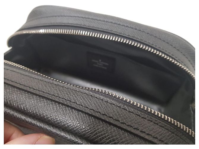 Louis Vuitton Ivan pochette Trousse borsa toilette. Nero - vista 13