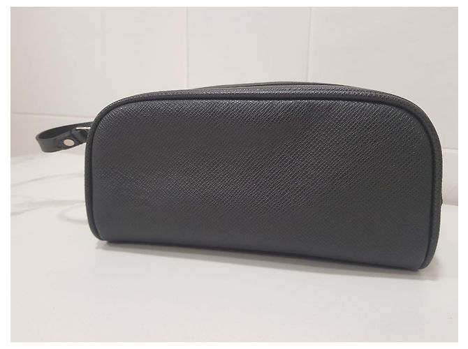 Louis Vuitton Ivan pochette Trousse borsa toilette. Nero - vista 2