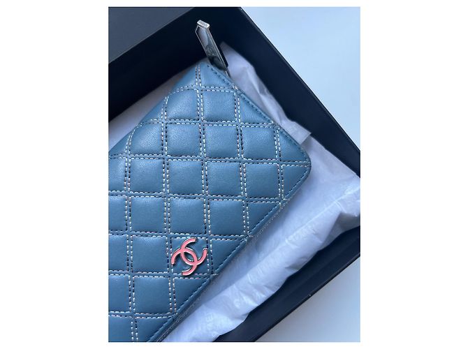 Tarjetero Chanel acolchado de piel de cordero azul claro - vista 2