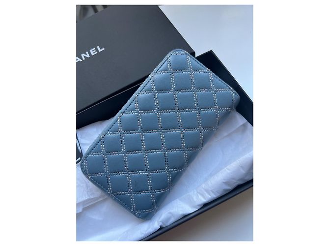 Tarjetero Chanel acolchado de piel de cordero azul claro - vista 3