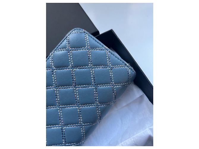 Tarjetero Chanel acolchado de piel de cordero azul claro - vista 4