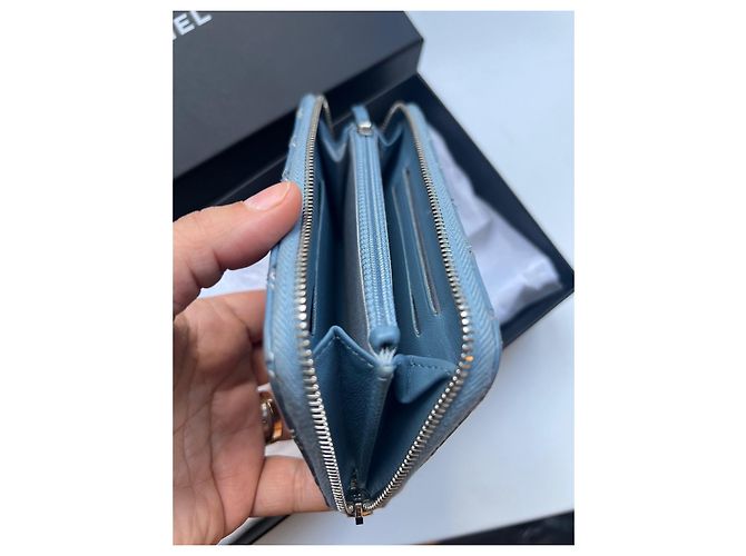 Tarjetero Chanel acolchado de piel de cordero azul claro - vista 7