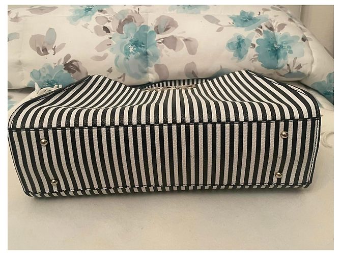 GUESS Uptown Chic Stripe weiße Tasche/Neues Schwarz - Ansicht 10