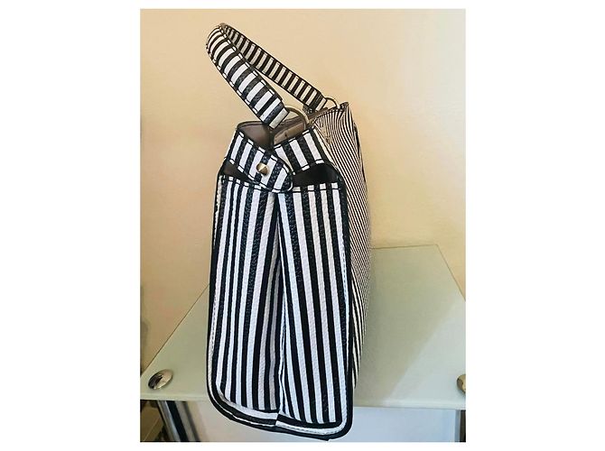 GUESS Uptown Chic Stripe weiße Tasche/Neues Schwarz - Ansicht 5