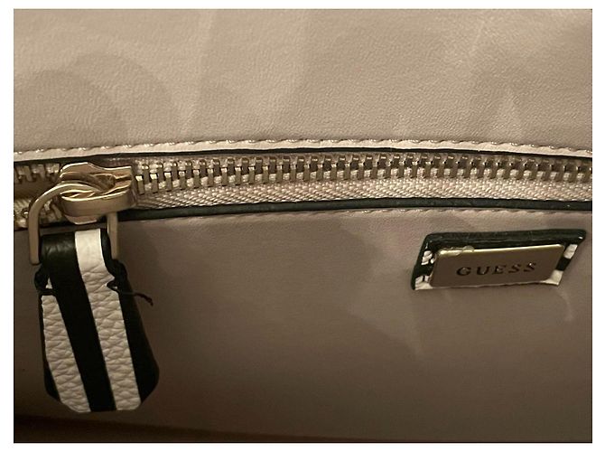 GUESS Uptown Chic Stripe weiße Tasche/Neues Schwarz - Ansicht 8