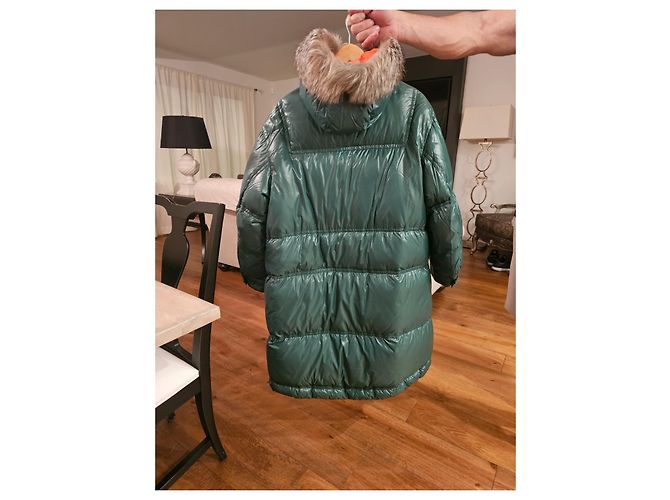 Abrigo acolchado Moncler verde con forro naranja y capucha de pelo - vista 2