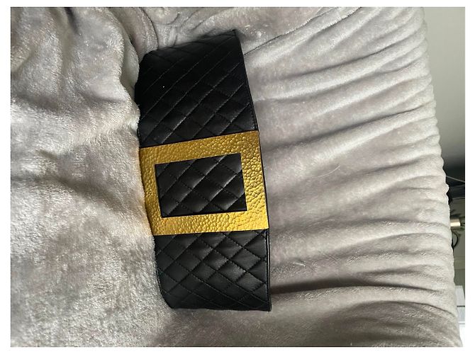 Cinto Chanel Corset em Couro Acolchoado Preto e Metal Dourado 75 cm Gold hardware - vista 2
