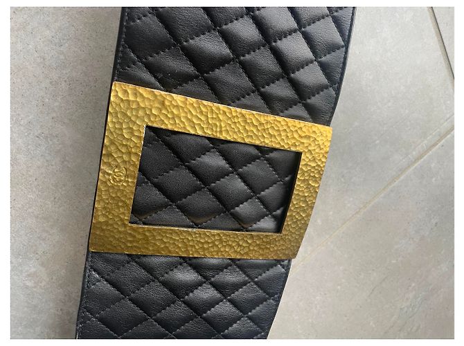 Cinto Chanel Corset em Couro Acolchoado Preto e Metal Dourado 75 cm Gold hardware - vista 5