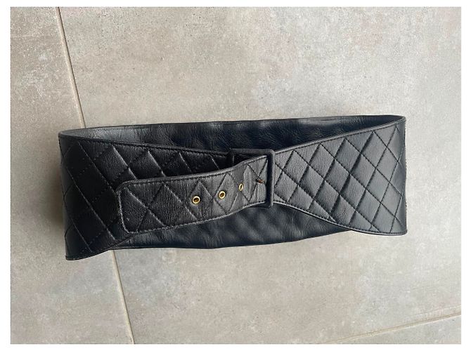 Cinto Chanel Corset em Couro Acolchoado Preto e Metal Dourado 75 cm Gold hardware - vista 7