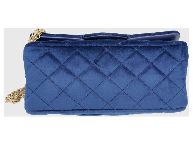 Chanel 2019 MINI VELLUTO BLU TRAPUNTATO 2.55 Reissue 224 borsa con patta Blu navy Gold hardware - vista 5