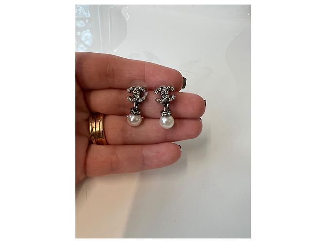 Coco Crush Chanel CC Ohrringe Anthrazit Metall und Perle Anthrazitgrau - Ansicht 4