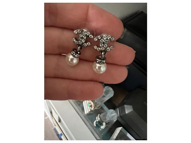 Coco Crush Chanel CC Ohrringe Anthrazit Metall und Perle Anthrazitgrau - Ansicht 9