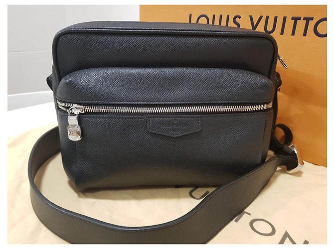 Borsa a tracolla Louis Vuitton Outdoor Messenger Taiga nera Nero - vista 2