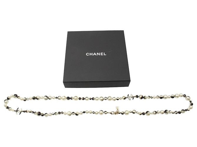 Collar largo de perlas artificiales Chanel en perlas artificiales blancas Blanco Crudo - vista 2