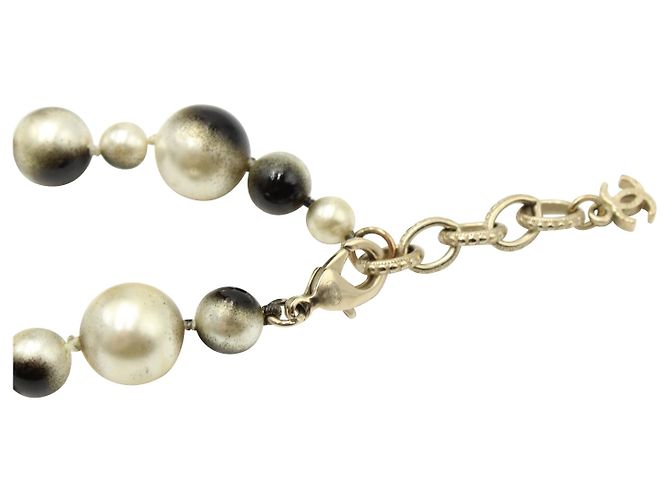 Collar largo de perlas artificiales Chanel en perlas artificiales blancas Blanco Crudo - vista 4