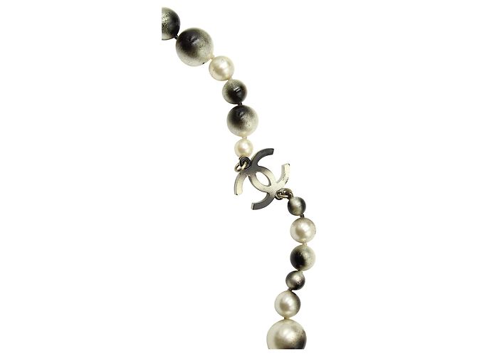 Collar largo de perlas artificiales Chanel en perlas artificiales blancas Blanco Crudo - vista 5