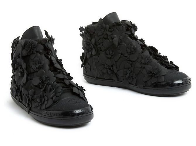 Chanel Mittelhohe schwarze Camelia-Sneaker, EU38 - Ansicht 2