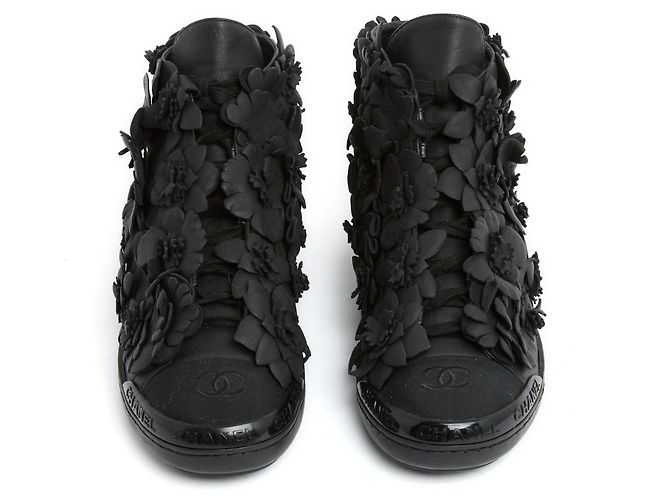 Chanel Mittelhohe schwarze Camelia-Sneaker, EU38 - Ansicht 3