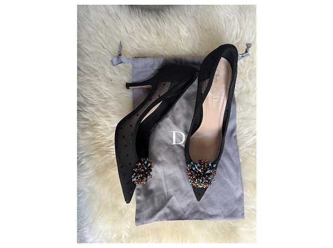Décolleté Christian Dior in plumetis nero con pompon gioiello 7 cm - vista 2
