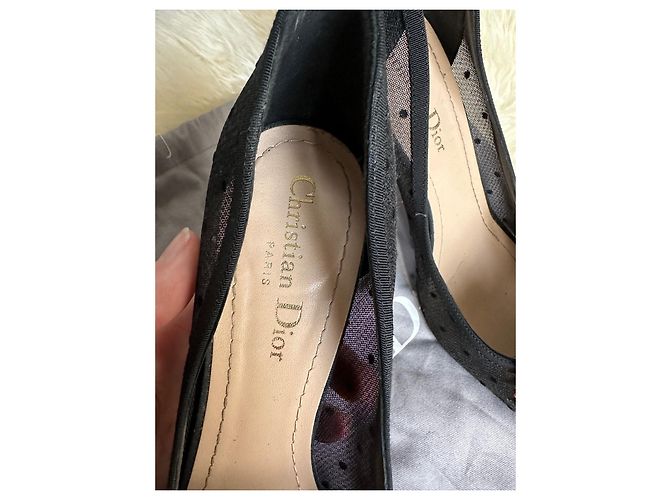 Décolleté Christian Dior in plumetis nero con pompon gioiello 7 cm - vista 3