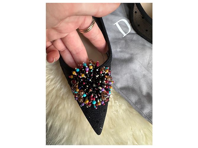 Décolleté Christian Dior in plumetis nero con pompon gioiello 7 cm - vista 6