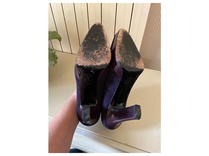 Yves Saint Laurent Purple Suede Pumps 38 - view 5