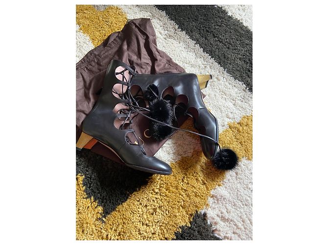 Botas Gucci de piel negra con pompon de visón Negro - vista 2