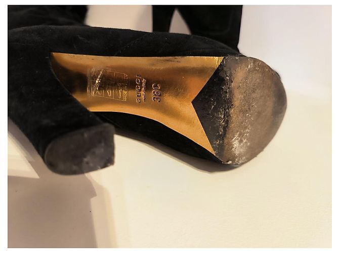 Gucci Stiefel aus schwarzem Wildleder mit Echtfell - Ansicht 2