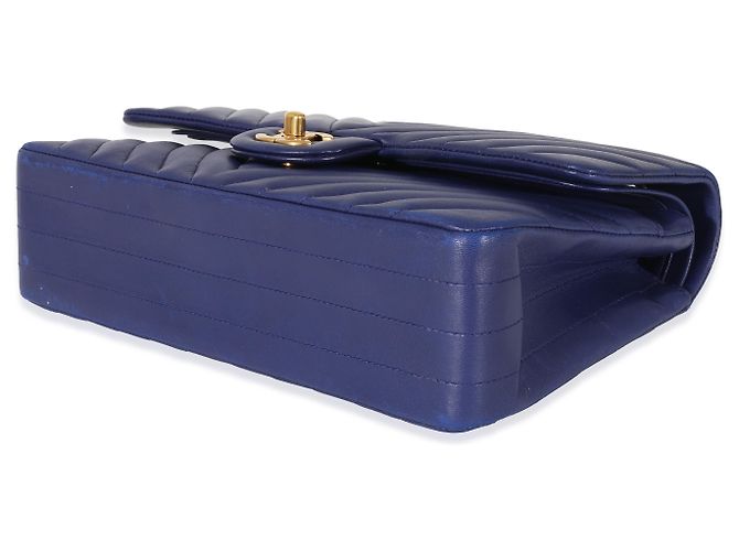 Timeless Chanel Navy Chevron medio classico foderato con patta Blu - vista 4