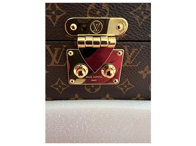 Louis Vuitton Kofferraum-Tischuhr, Quarz, 80MM, stehlen, Monogramm-Leinwand. Braun - Ansicht 13