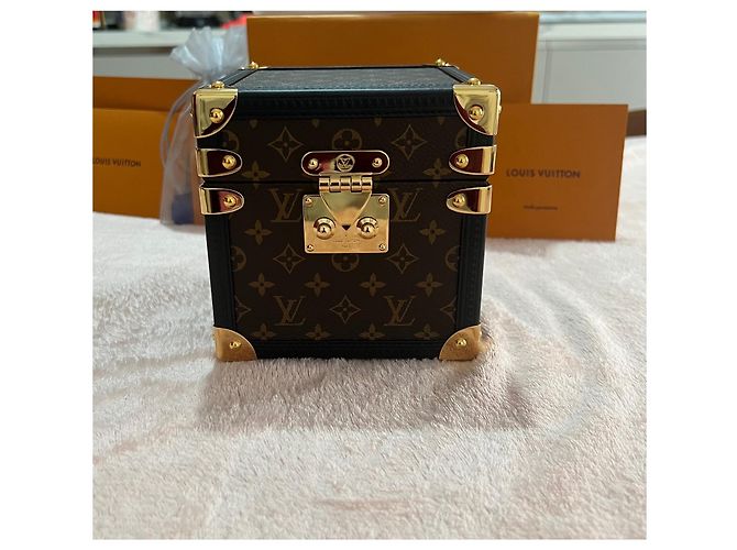 Louis Vuitton Kofferraum-Tischuhr, Quarz, 80MM, stehlen, Monogramm-Leinwand. Braun - Ansicht 2