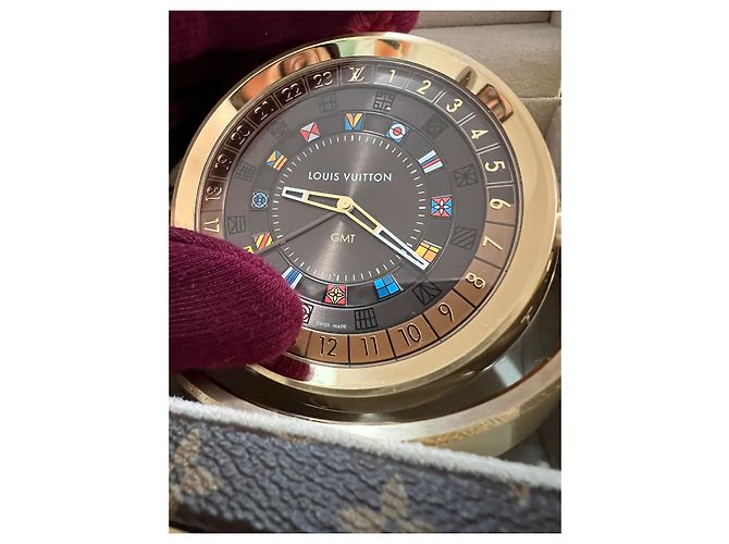 Louis Vuitton Kofferraum-Tischuhr, Quarz, 80MM, stehlen, Monogramm-Leinwand. Braun - Ansicht 3