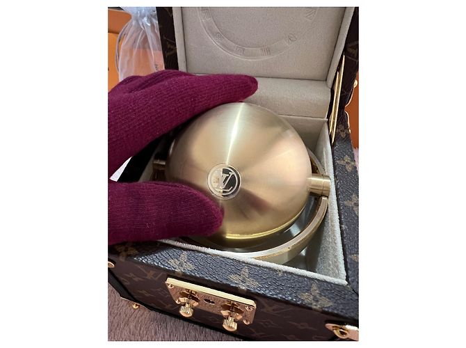 Louis Vuitton Kofferraum-Tischuhr, Quarz, 80MM, stehlen, Monogramm-Leinwand. Braun - Ansicht 4