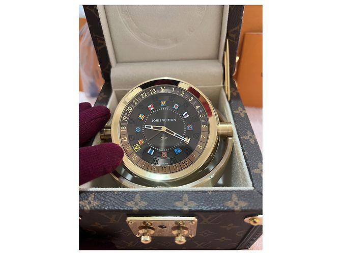 Louis Vuitton Kofferraum-Tischuhr, Quarz, 80MM, stehlen, Monogramm-Leinwand. Braun - Ansicht 5