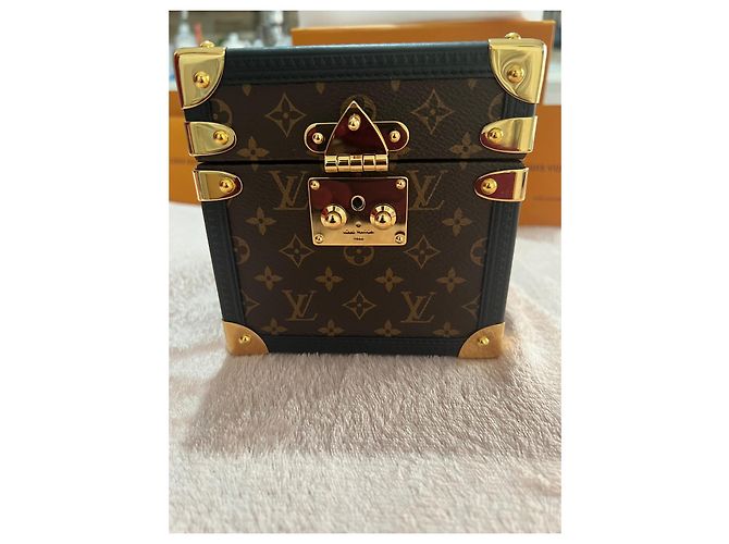 Louis Vuitton Kofferraum-Tischuhr, Quarz, 80MM, stehlen, Monogramm-Leinwand. Braun - Ansicht 7