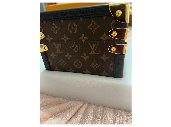 Louis Vuitton Kofferraum-Tischuhr, Quarz, 80MM, stehlen, Monogramm-Leinwand. Braun - Ansicht 9