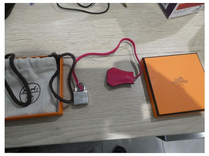clochette , nuova cerniera e lucchetto Hermès per la borsa per la polvere Hermès Rosa - vista 2