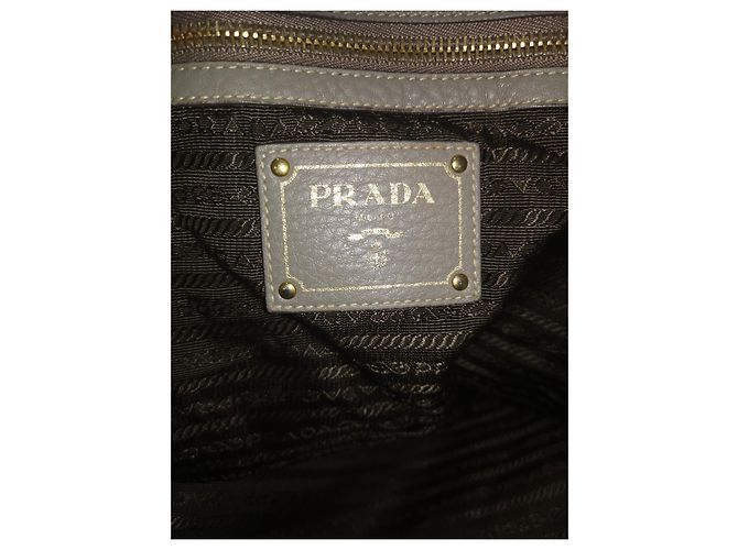 Prada Umhängetasche aus Leder Grau - Ansicht 11