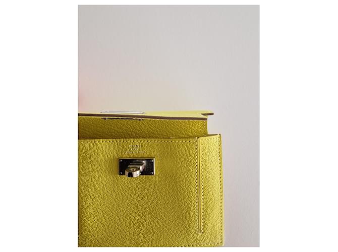 Hermès cartera compacta con bolsillo Kelly Amarillo - vista 3