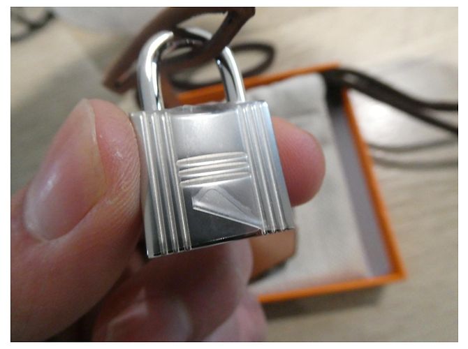 clochette , nuova cerniera e lucchetto Hermès per la borsa per la polvere Hermès Caramello - vista 2