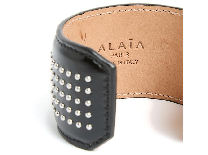 Pulsera Alaïa Brazalete Caracoles Plata Cuero Negro - vista 4